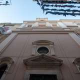 La chiesa, di un particolare color rosa pallido, ci appare nelle sue forme settecentesche, risultato di un evidente restauro terminato nel 1836